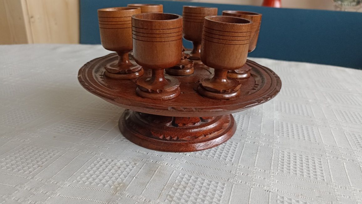 Дървена стойка  поднос с шест чашки