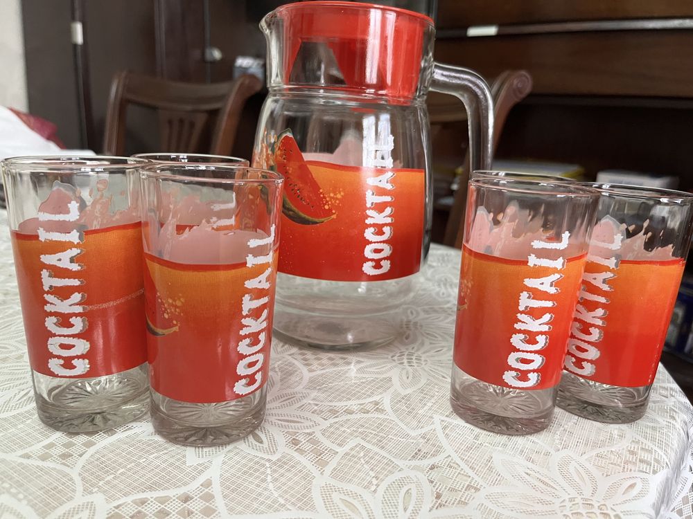 Кувшин со стаканами для коктейля.