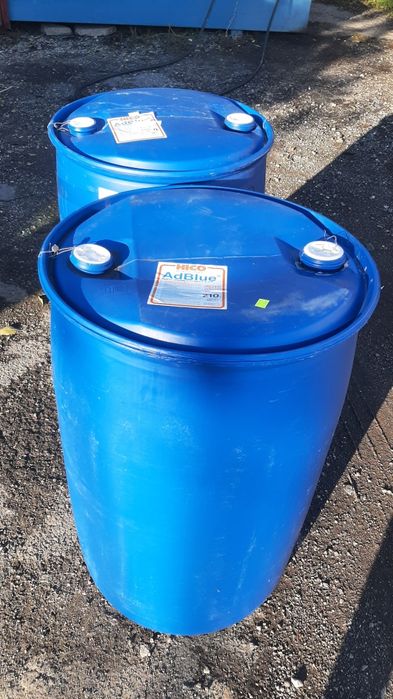 Vând butoi tablă , plastic