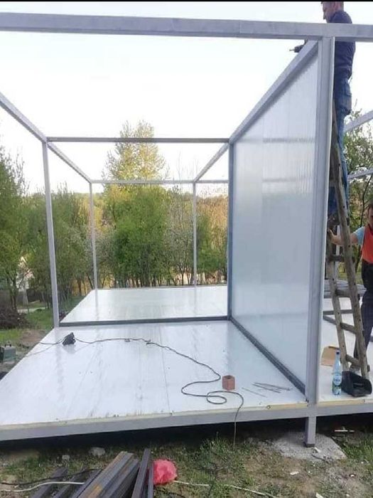 Case moderne pe structura metalica, cabane tip A frame si containere