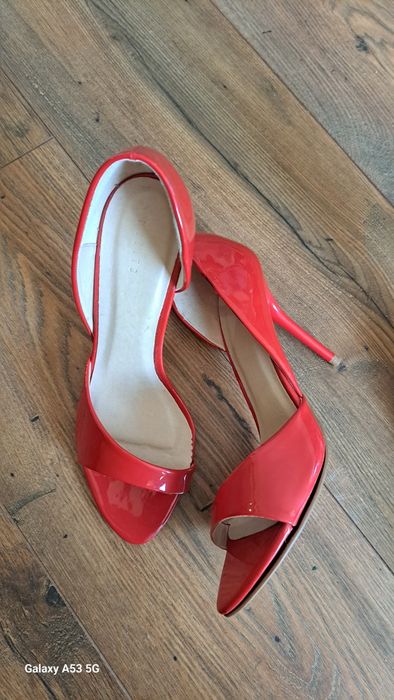 Елегантни дамски обувки