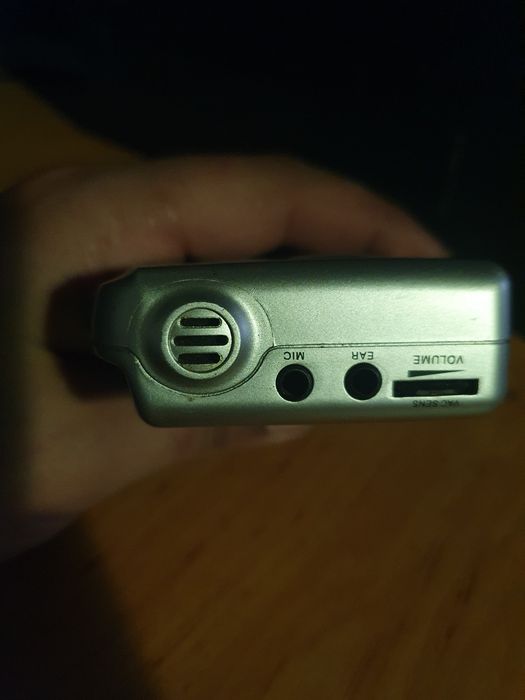 Аналогов диктофон с малка касета