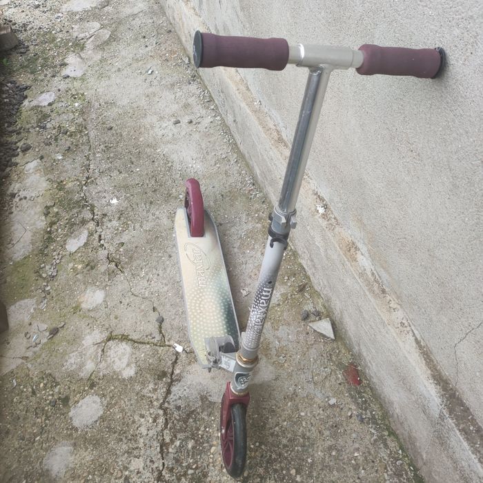Vând trotineta maxtar