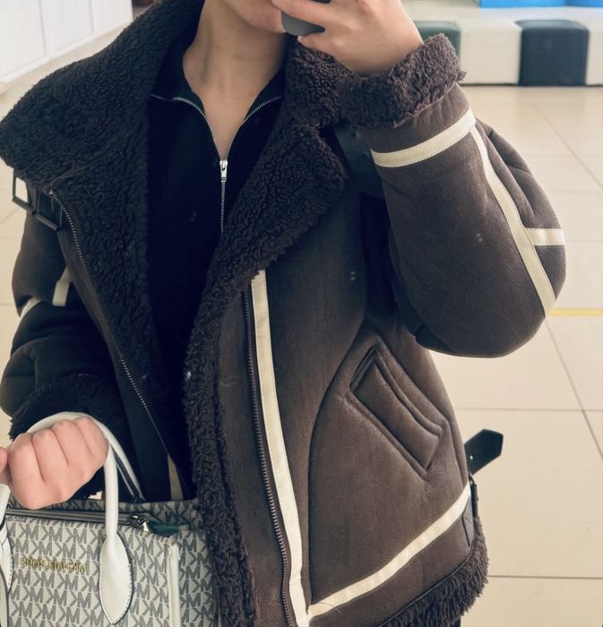 Дублёнка-15000;двойка:10000;Кофта белый:3000;корсет красный:6000