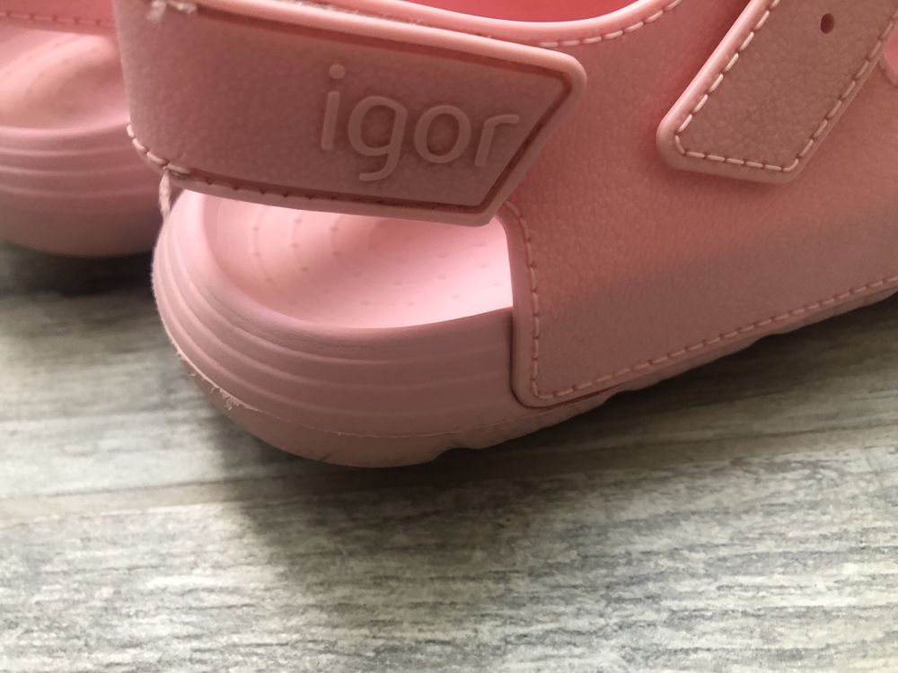 Продавам детски сандали Igor