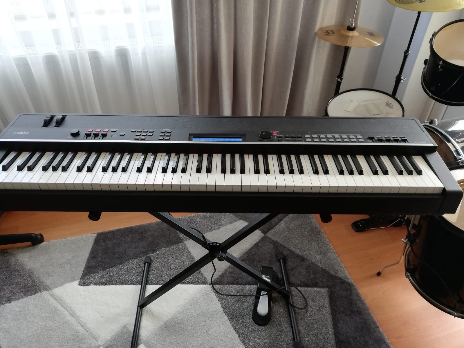 Vând sau scumb  stage piano Yamaha cp4