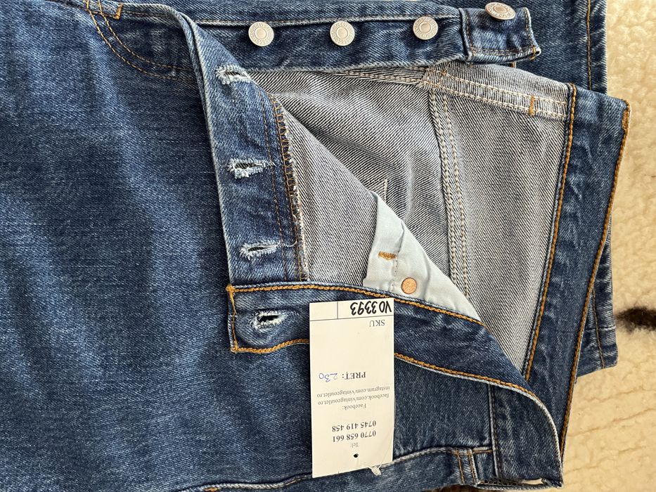 Vand blugi drepti  noi cu eticheta Levis