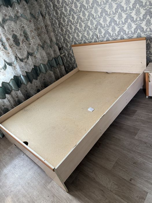 Шкаф с кроватью, отдам за 10 обе, нет матраца и дверца шкафа сломана