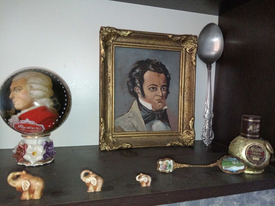 Diferite bibelouri și obiecte vechi si o râșnită din anii 50