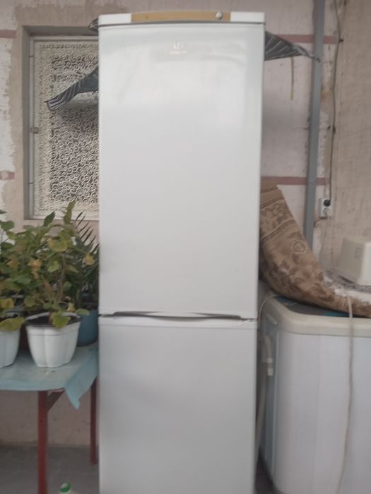 Продам холодильник Indesit