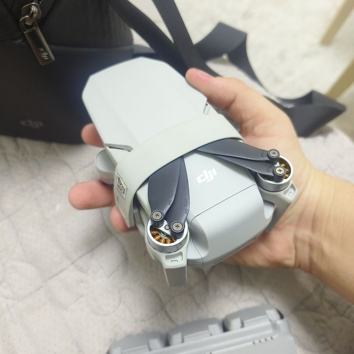 Продам дрон DJI mini2 combo