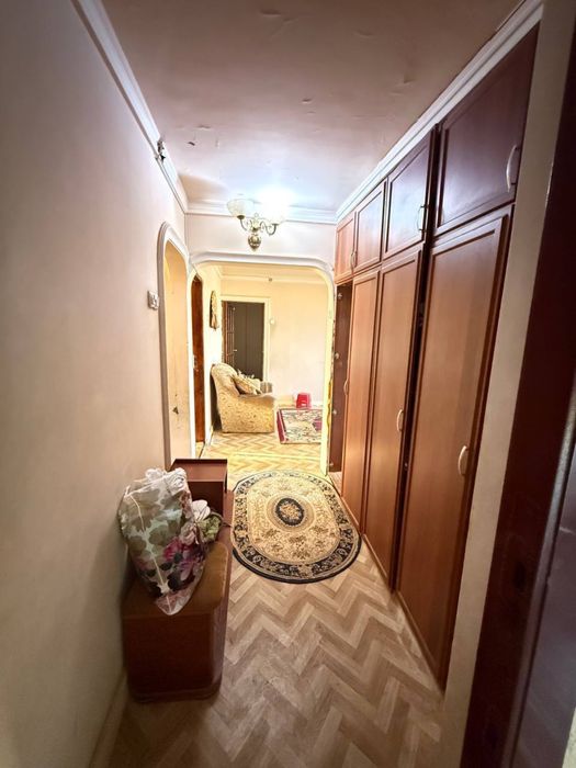 Срочно сотилади 5 хона 4 этаж 4 этажли домда Мархабо Сангизар