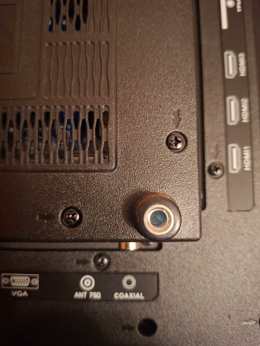 Televizor marca Exclusiv, stricata mufa de la cablul coaxial