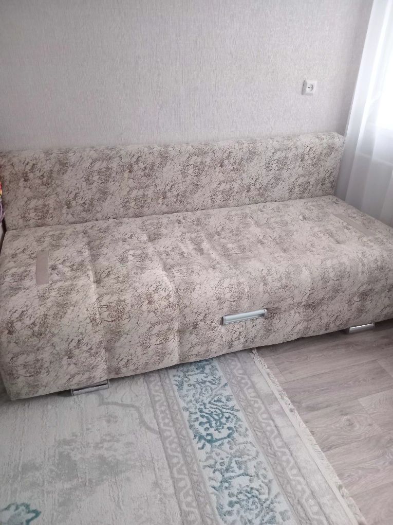 Срочно продам  диван  в    хорошем   состоянни