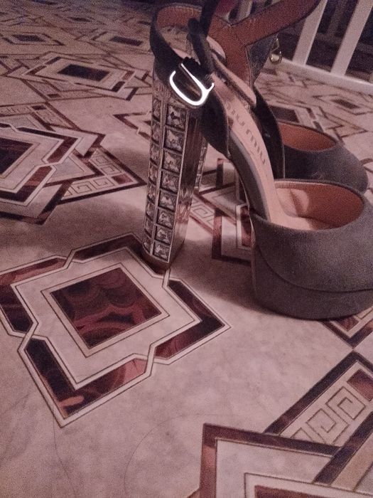 Продам босоножки