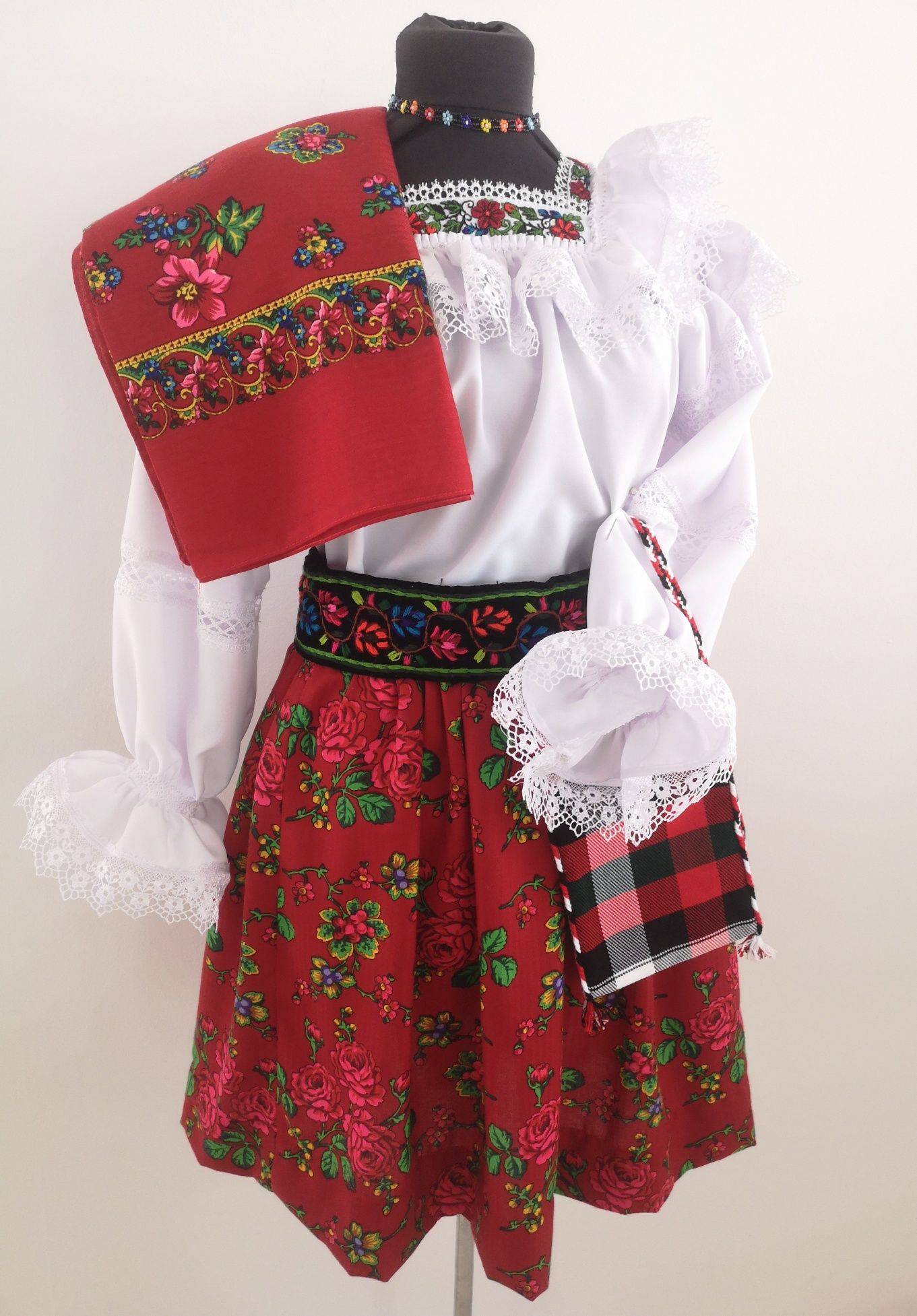 Costum popular femei de Maramures