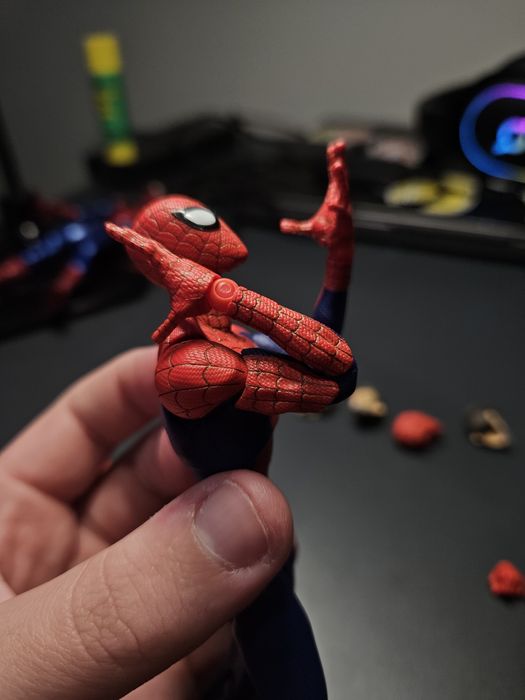 Figurina de actiune sentinel peter b parker spiderman.