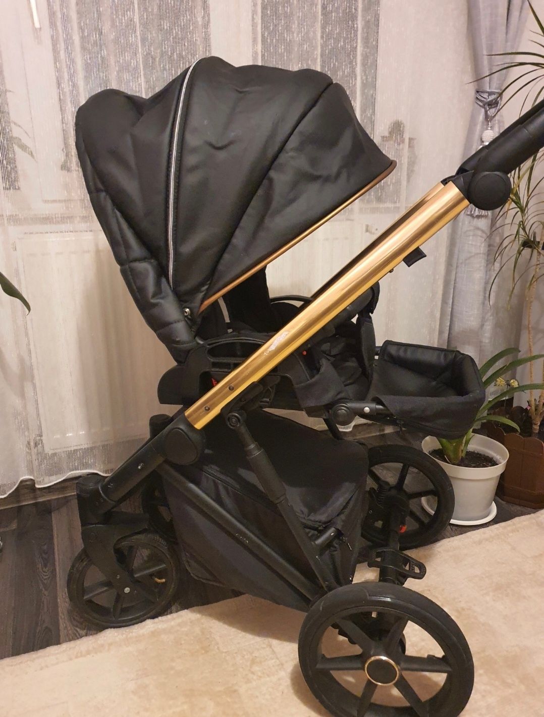 Carucior Paradise Baby din piele neagra cu detalii aurii
