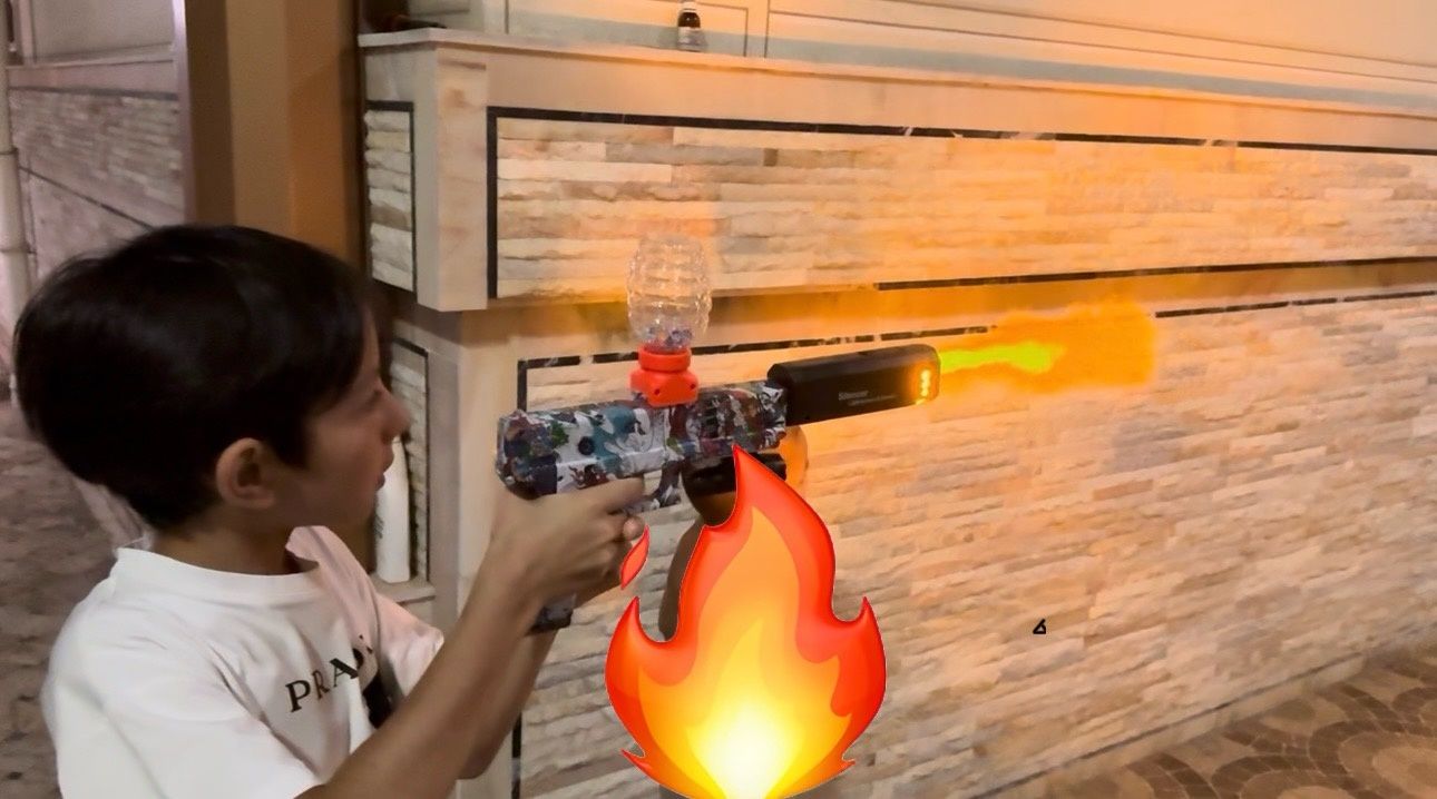Пистолет Glock стреляет орбизами, реалистичным эффектом огня.