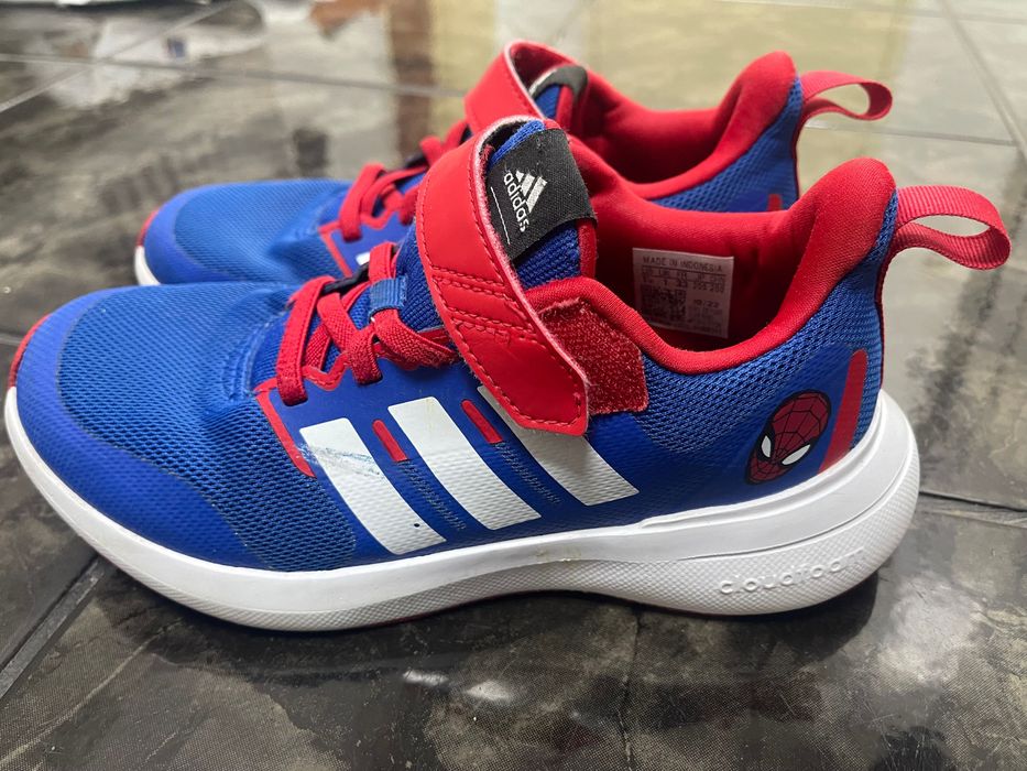 Маратонки за момче Adidas marvel - 33 номер