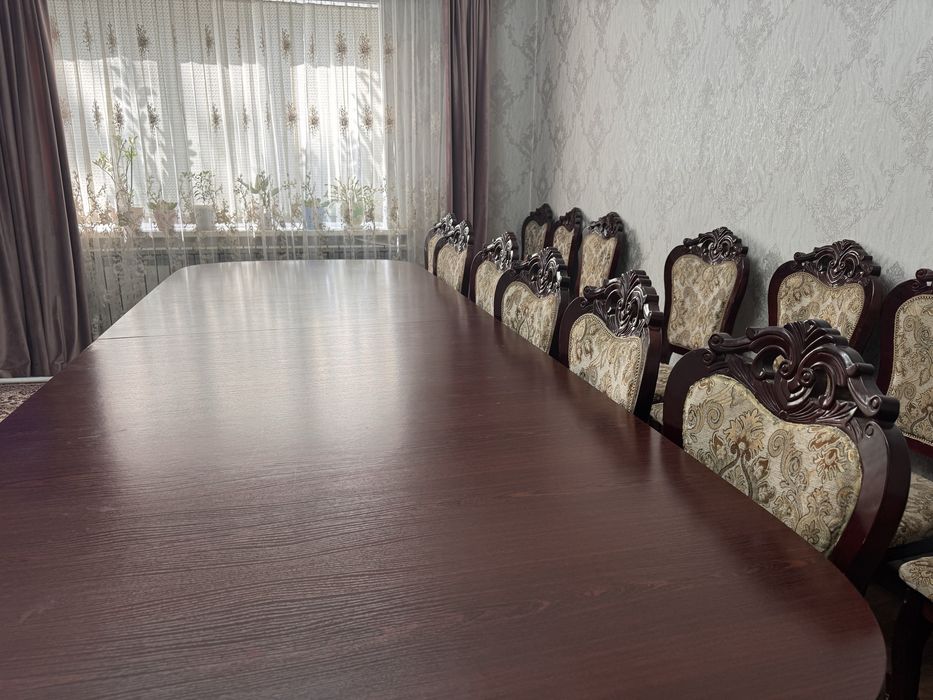 Продам стол и 18 стульев (комплект), длина стола 4 м, цвет шоколадный