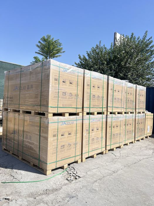 Quyosh panel va invertorlar ustanofkasi bilan