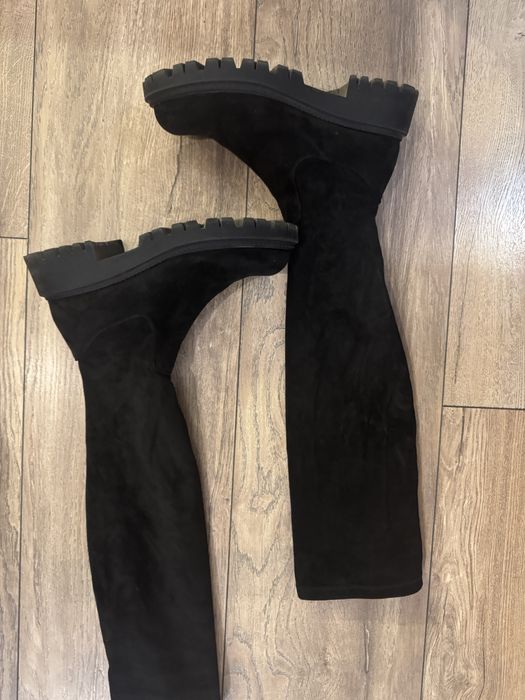 Велурени черни чизми