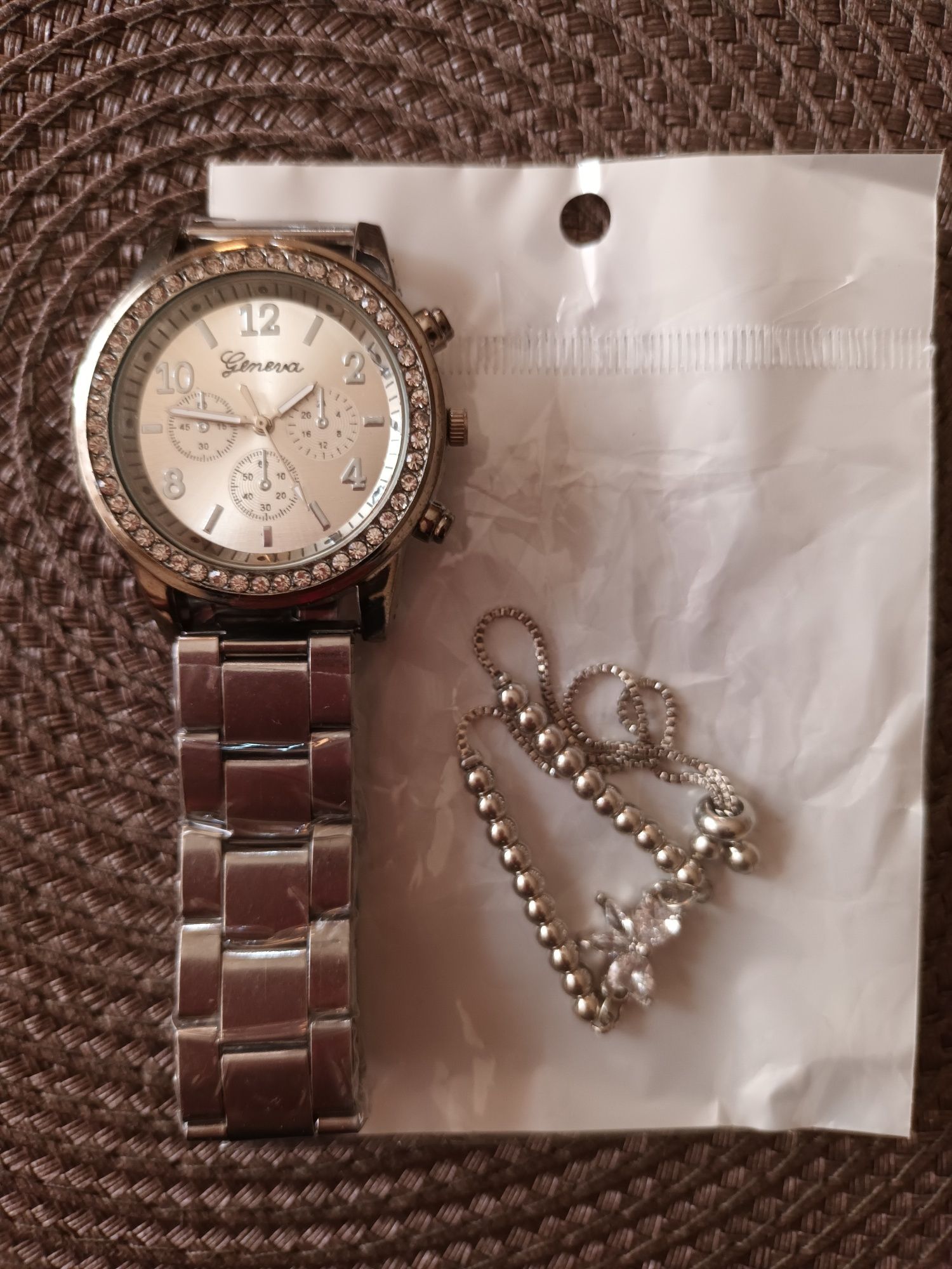 Дамски часовник чисто нов с подарък гривна и кутия