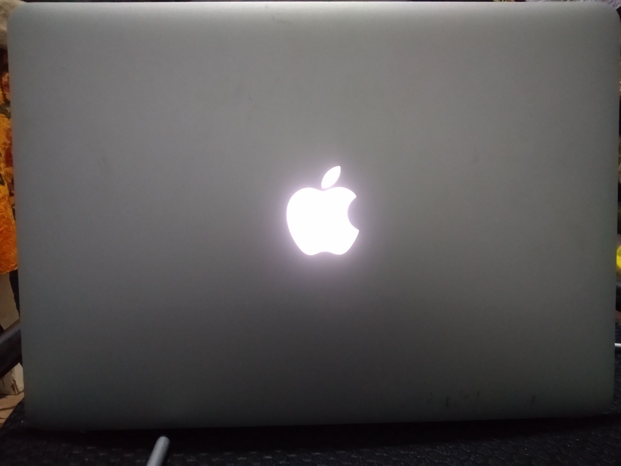 MacBook Air yaxshi holatda