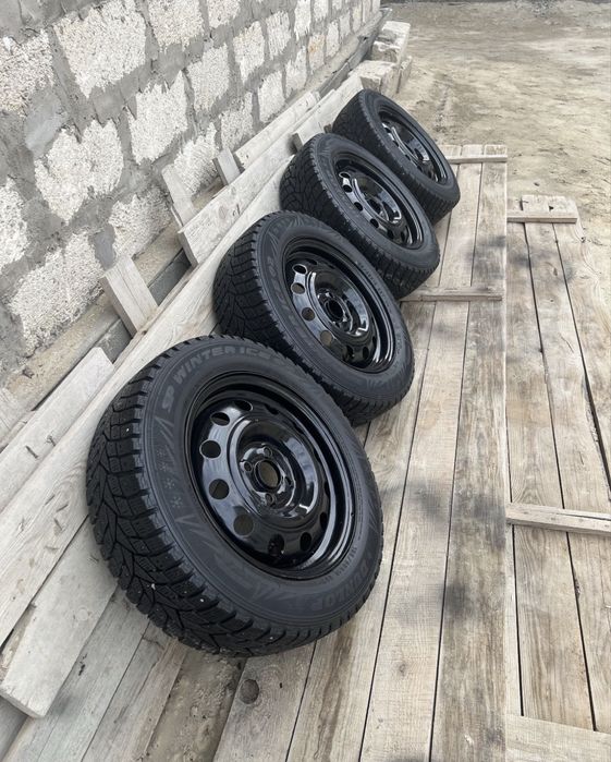Продам шипованные шины на штампованных дисках