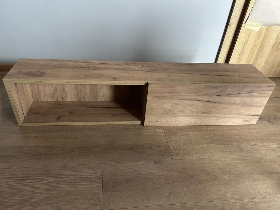 Стенен рафт с вратичка