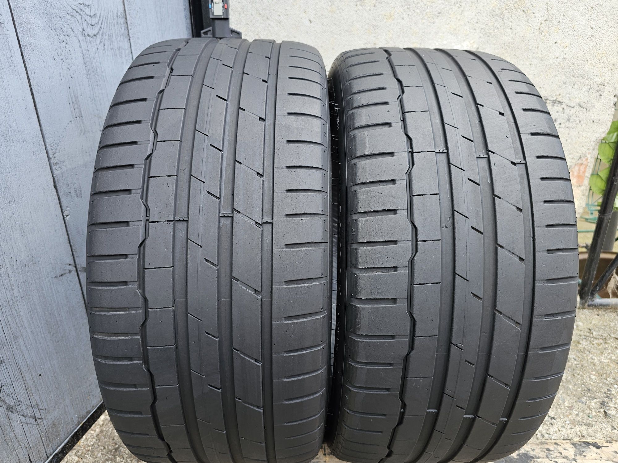 Vând două anvelope de vara hankook 255 35 20 dot 2020