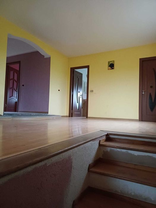 Casă cu etaj de vânzare