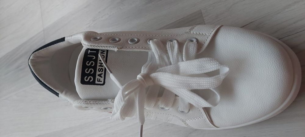De vanzare adidași marime 43 pentru barbati