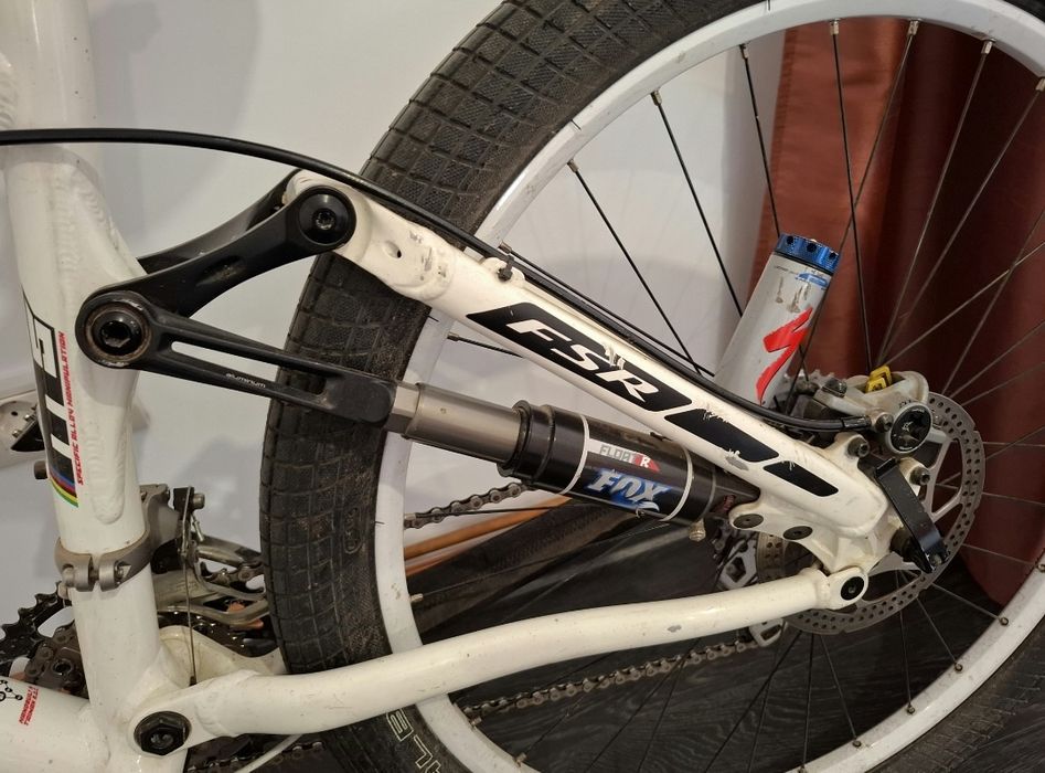 Bicicleta Specialized Fsr Epic M5
Furcă Fox F100RL
Frâne hidraulice H