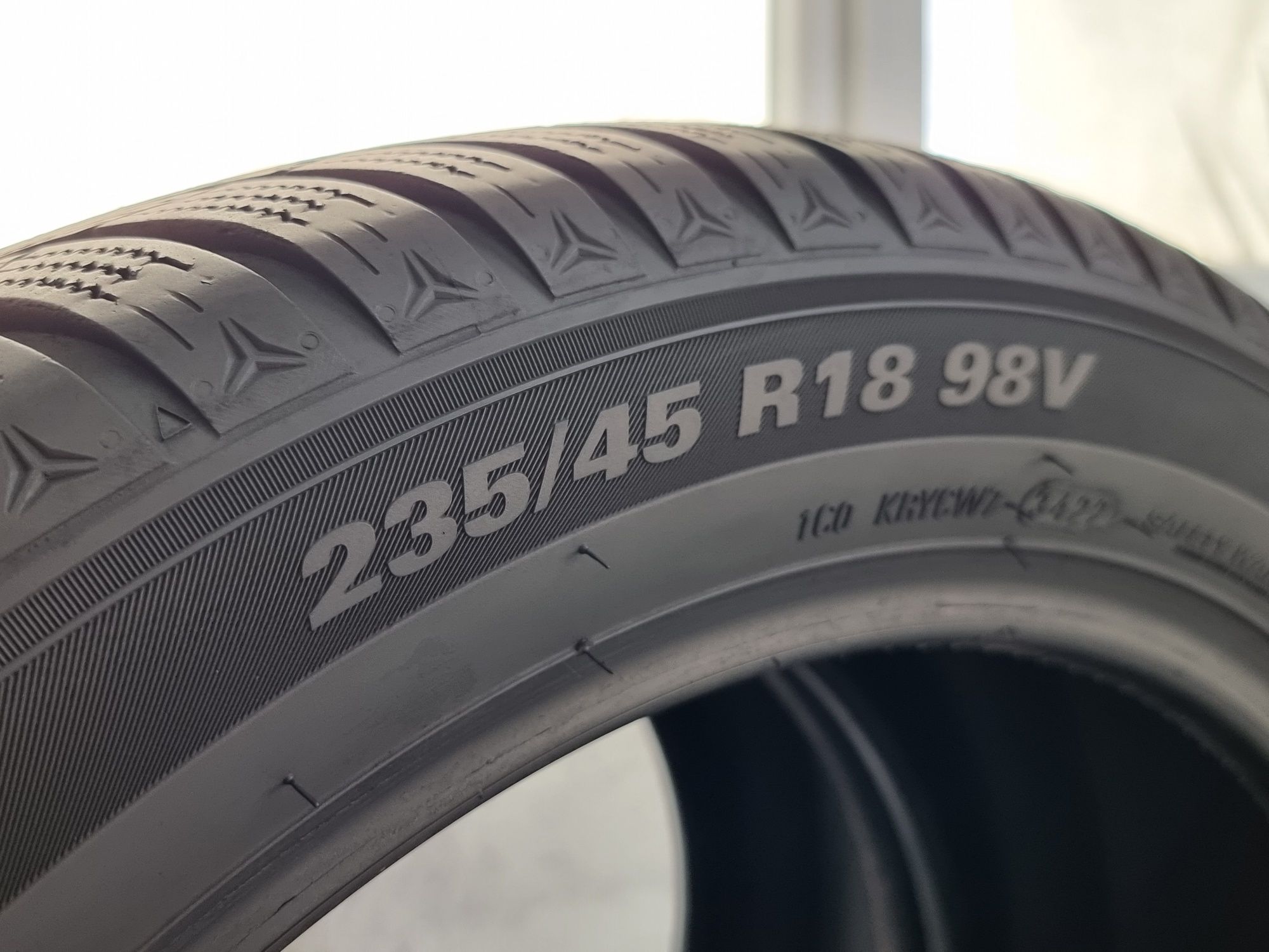 "Dot 22" 235/45/18 Kumho 2Броя: 250лв 7.5мм