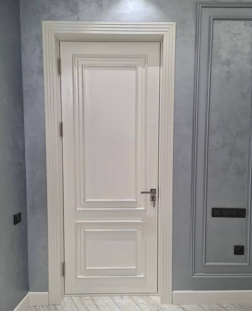 Sifatli eshiklar zinapoya va mebellar