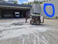 Bobcat cu picon burghiu gauri taiere beton asfalt subtraversari