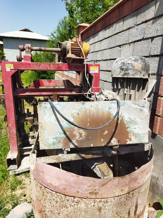 Шлакоблок аппарати сотилади.