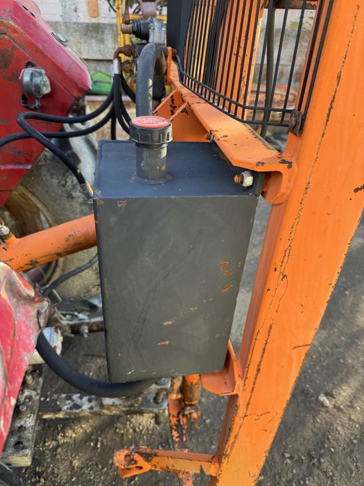 Stivuitor in tirantii tractorului cu pompa si bazin ulei