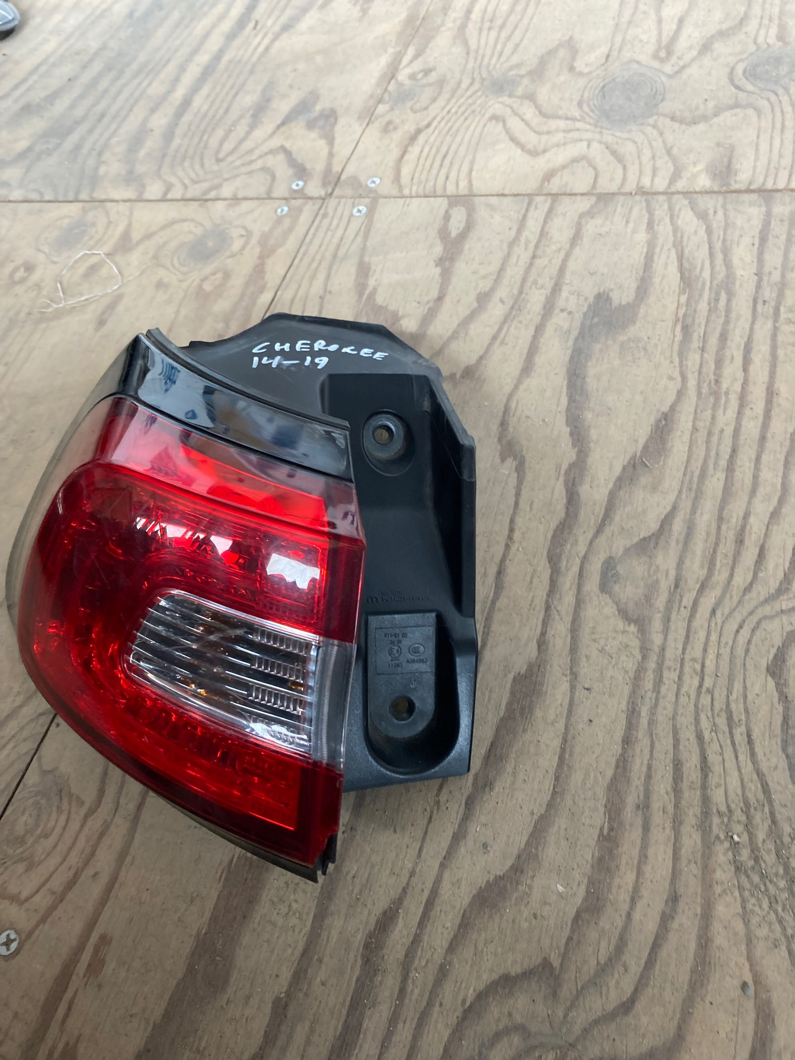 Ляв стоп за Jeep Cherokee 14-19