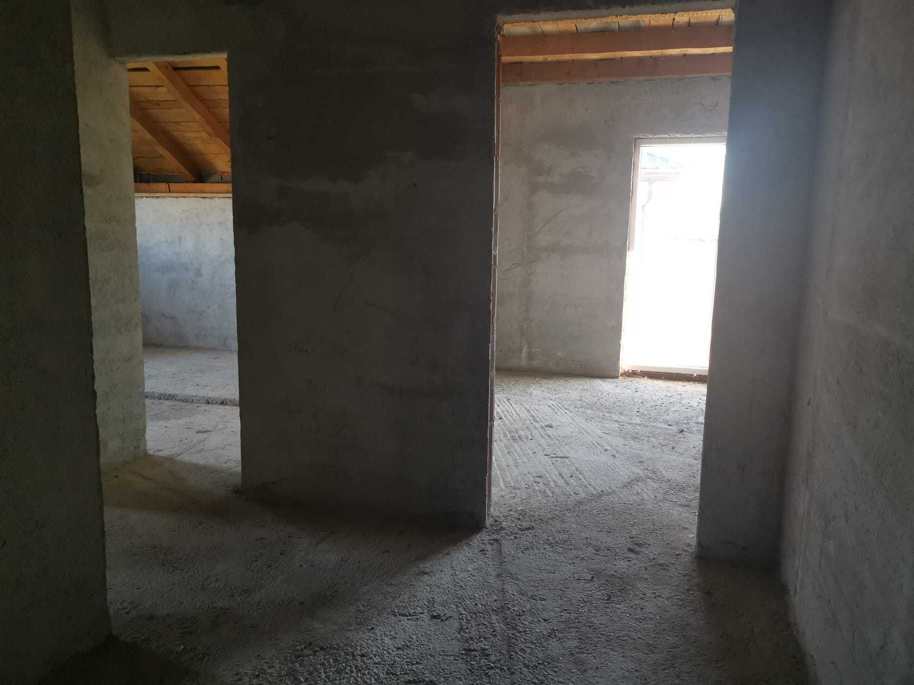 De vanzare casa cu 3 dormitoare, 173 mp, 10 arii de teren, Decebal.