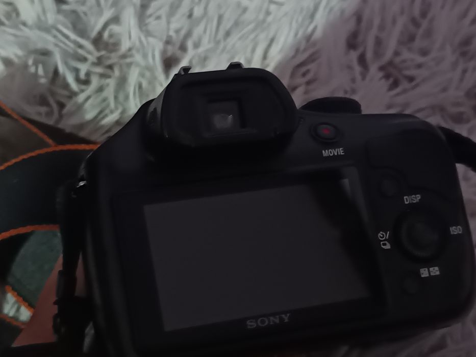 Продавам фотоапарат Sony ILCE-3000.