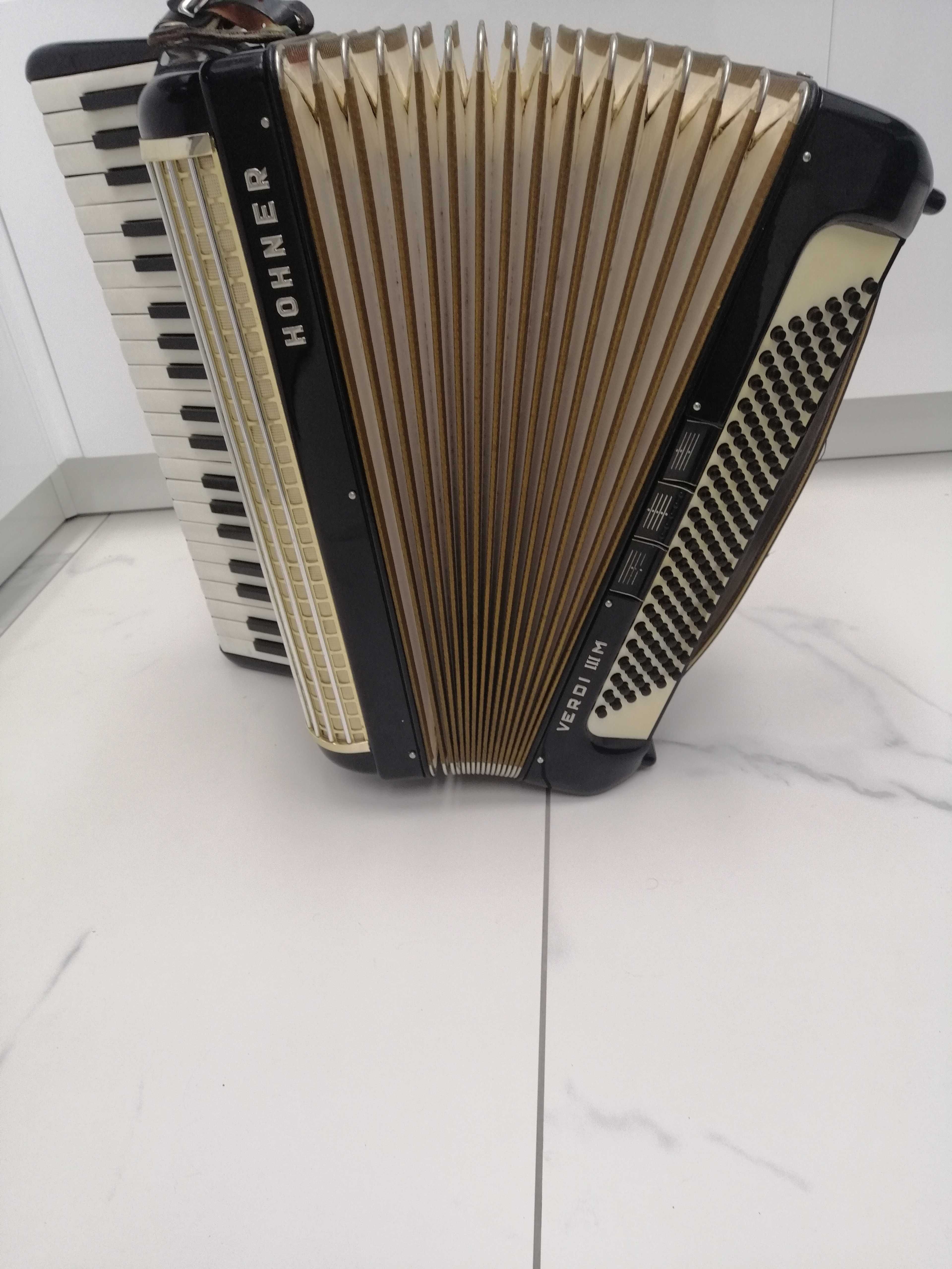 Acordeon hohner verdi 3 M cu 120 bași negru în stare perfectă