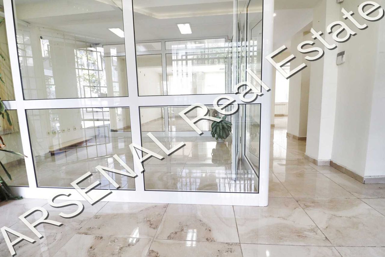 Дава се под наем Офис в София, Център - 200 кв.м за 1100 € - Снимка #1