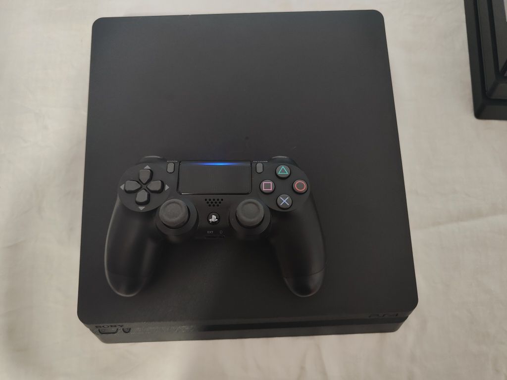 Vand PlayStation 4 slim si pro