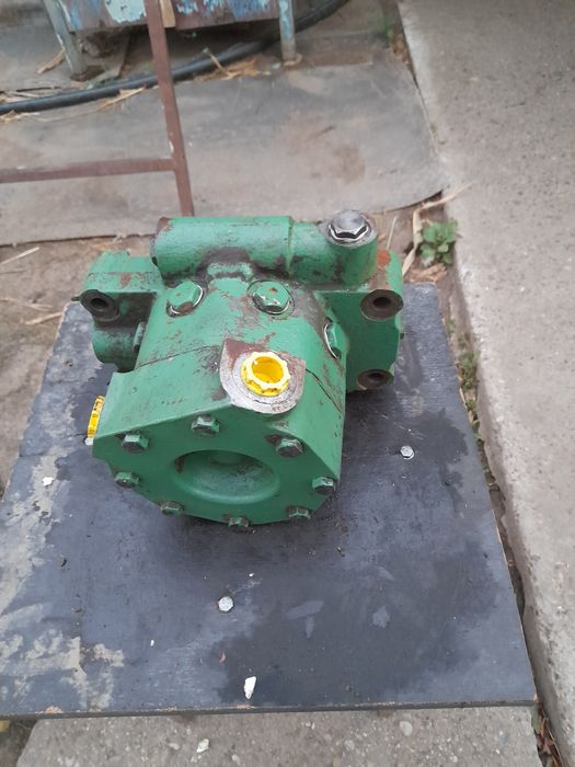 Vând pompa hidraulica tractor jhon deere