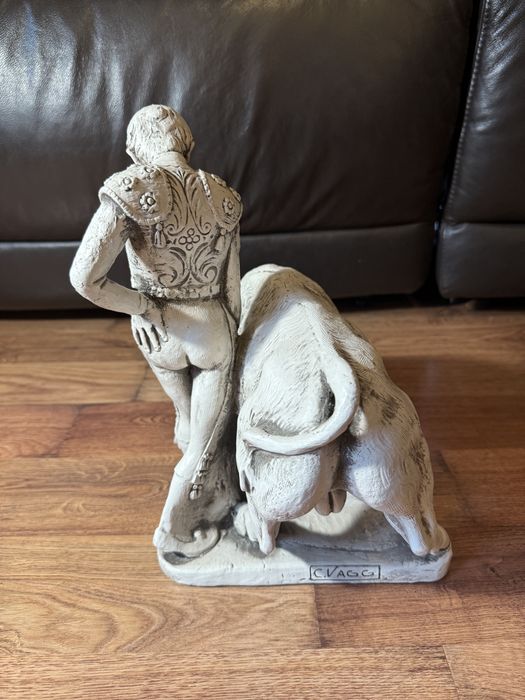 Statuetă toreador și taur – C. Vacca, sculptura piatra, stil spaniol