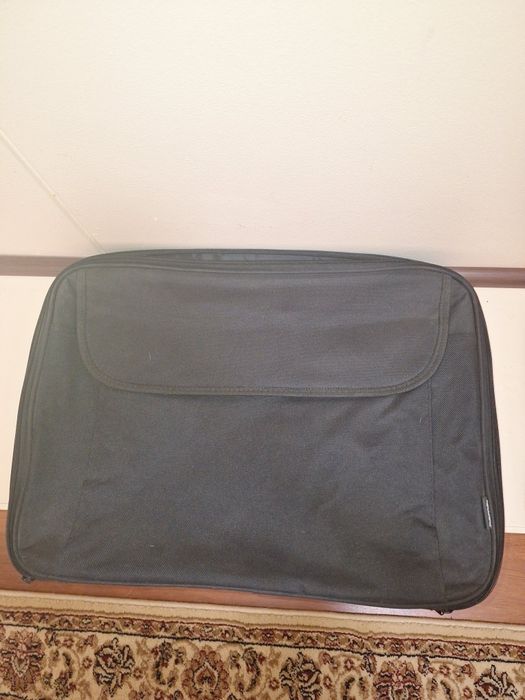 Продавам чанта за лаптоп