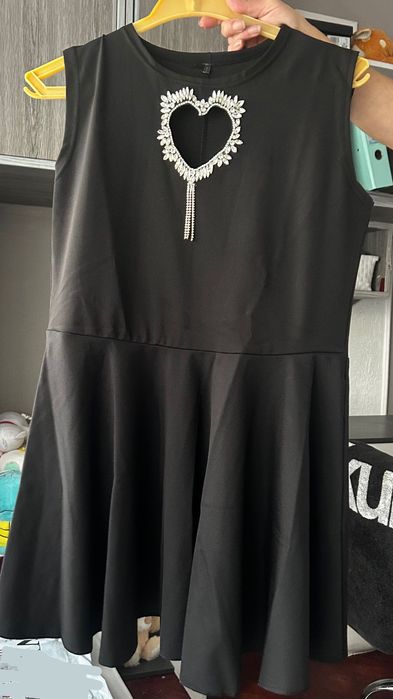 Черна къса рокля със сърце от камъчета